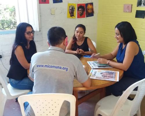 FotografoFoto cortesía Comunicación para la Movilización:Durante su estadía en la capital antioqueña, la delegada de la Universidad Estatal a Distancia (UNED) de Costa Rica se ha reunido con periodistas de diferentes medios de comunicación comunitaria de la ciudad.